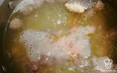 Клецки "отсаживаем" чайной ложкой. 