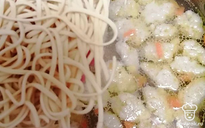 Одновременно с клецками добавляем лапшу. Суп солим по вкусу. Варим до готовности макарон. 