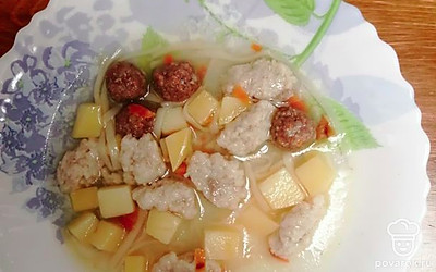 Готовый суп подаём порционно. 