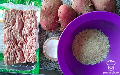 Наливаем в кастрюлю воду, ставим на плиту. Формируем фрикадельки и кладем в воду. 