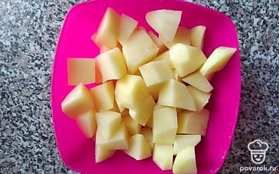 Рис промываем, картошку нарезаем кубиками. Добавляем в кипящую воду рис, затем картошку. 