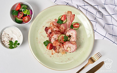 Подавайте рулетики с помидорами черри, разрезанными на половинки.