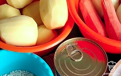 Почистить овощи. Промыть рис. Поставить кастрюлю с 5 л воды на огонь.