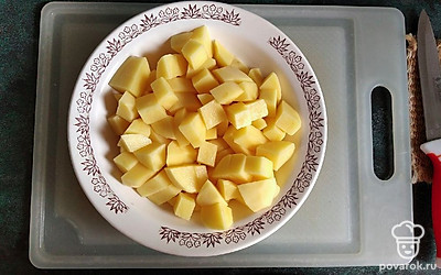 Порезать картофель кусочками и засыпать в воду.