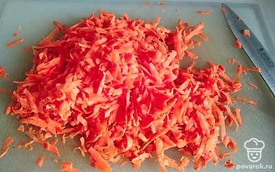 Натереть на крупной тёрке морковь.