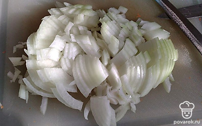 Порезать лук.