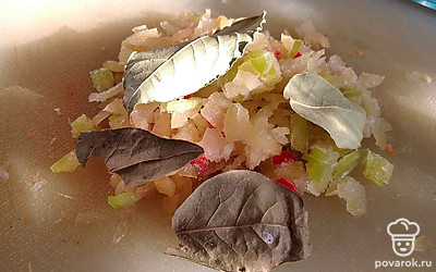 Нарезать сладкий перец.