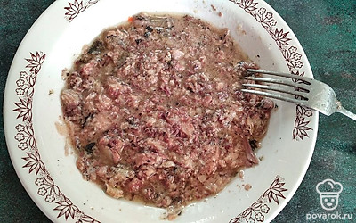 Рыбу размять вилкой и добавить в кастрюлю. Варить 20 минут на медленном огне.