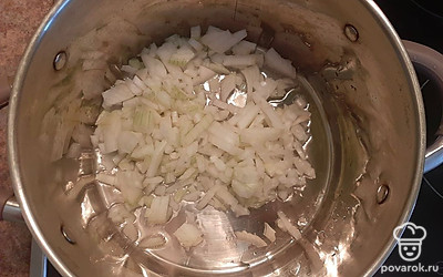 Почистите лук и морковь, нарежьте пластинками, отправьте жариться. Добавьте 0.5 ст.ложки соли.