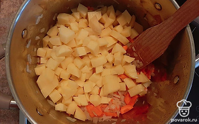 Очистите картофель, нарежьте его средними кубиками, отправьте в кастрюлю, добавьте 1,5 лук кипятка, накройте крышкой, оставьте вариться на 5-7 минут.