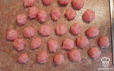 В это время можно заняться фрикадельками: возьмите фарш, добавьте яйцо, соль 1 ч.ложку, перец по вкусу. Хорошо перемешайте, сформируйте фрикадельки. Закиньте их в кастрюлю, перемешайте, оставьте вариться на 20 минут.