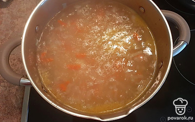 Сыр нарежьте или натрите на тёрке (так он быстрее растает в супе), добавьте в суп, варите 10 минут.