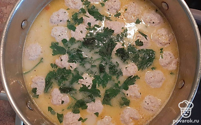 Выключите плиту, добавьте зелень и соль 0.5 ч.ложки. Через 10 минут ваш суп готов.