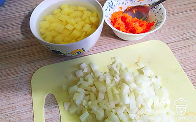 Через 20 минут после закипания гороха добавьте нарезанные кубиком картофель и лук, натертую на крупной терке морковь.