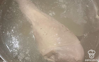 Отварите голень индейки в большой кастрюле 60 минут. Посолите.