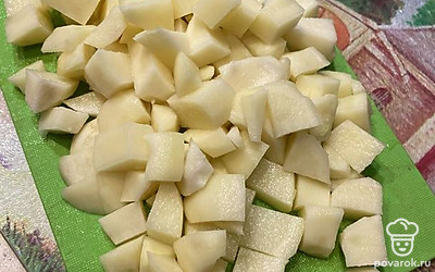 Почистите картофель и морковь. Нарежьте.