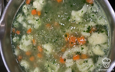 Запустите в готовый бульон морковь, затем через 5 минут картофель, через 10 минут цветную капусту и шпинат. Варите до готовности ещё 10 минут.