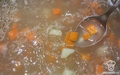 Отделите мясо индейки от кости и добавьте в суп.