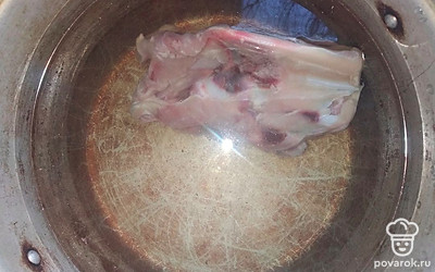 Курицу положите в кастрюлю, залейте водой до середины и поставьте на огонь на 15 минут. В течение готовки убирайте пену.