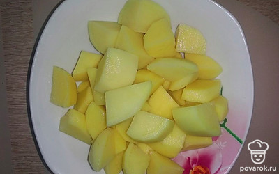 Картофель почистите, помойте, нарежьте на небольшие кубики и добавьте к курице. Готовьте 10 минут.