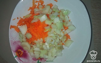 Морковь и лук почистите, помойте. Морковь натрите на крупной тёрке, лук нарежьте квадратиками.
