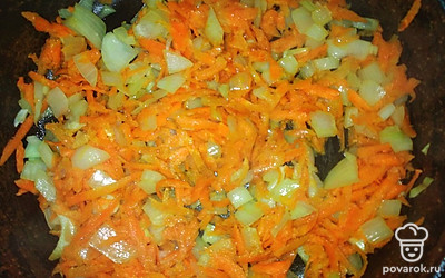 На сковороду налейте масло, выложите морковь с луком и обжаривайте до готовности.