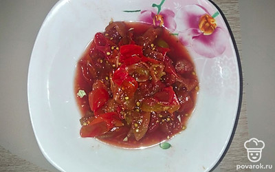 Помидоры нарежьте на маленькие кусочки.