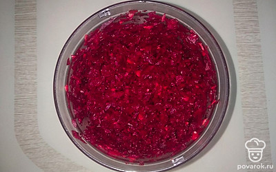 Свёклу натрите на крупной тёрке или измельчите в блендере.