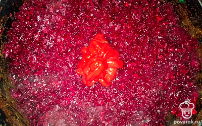 В сковороду налейте масло и высыпьте свёклу. Обжаривайте 5 минут, затем добавьте томатную пасту. После готовую зажарку отправьте в кастрюлю.