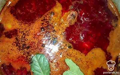 Добавьте специи в суп и готовьте 20 минут.