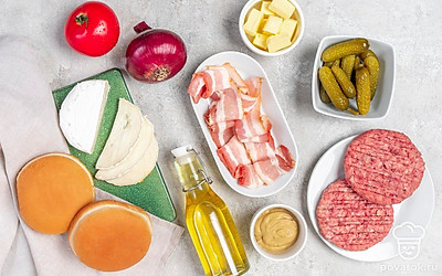 Лук очистите и порежьте кольцами. Нарежьте камамбер ломтиками примерно 0,5 см. Помидор вымойте, порежьте кольцами. Корнишоны нарежьте очень мелким кубиком.