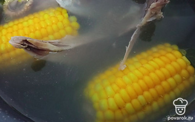 Сварите бульон. Достаньте курицу, в кастрюлю с бульоном опустите кукурузу, доведите до кипения и варите до готовности 40 минут.