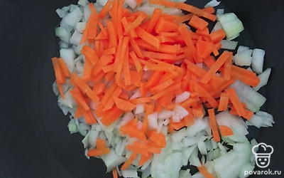 Пока варится, почистите и помойте остальные овощи. Лук и морковь нарежьте и пассеруйте на сковороде до готовности.