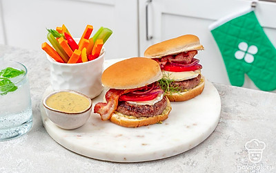 Подайте бургеры с любимой газировкой в высоких прозрачных стаканах.