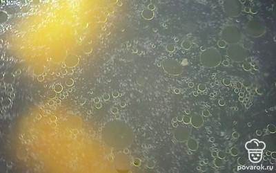 В кастрюлю добавьте перец, посолите воду. Нарежьте картошку и, когда кукуруза будет почти готова, киньте в кастрюлю. Как только сварится картофель, кукурузу уже можно вынимать.