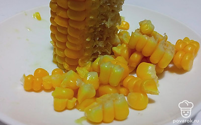 Отрежьте зерна кукурузы и добавьте в суп.