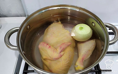 Курицу помыть, опустить в кастрюлю, залить водой, чтобы слегка прикрывала её. Положить луковицу в воду. Поставить на плиту.