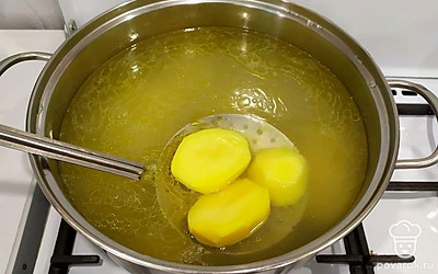 В бульон выложить картошку.
