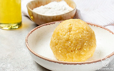 Приготовьте сырное тесто для шариков. Взбейте белки с солью до стойких пиков. Вмешайте в массу сыр и 3 ст.л. муки. Замесите плотное тесто.