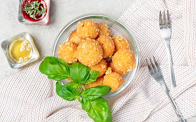 Подавайте сырные шарики с соусами и напитками по своему вкусу.