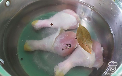 Курицу порубить на крупные куски, положить в кастрюлю, залить водой, добавить лавровый лис, черный перец, соль и варить до готовности 30 минут.