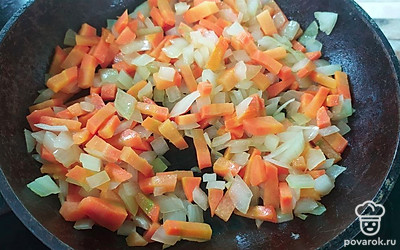 Морковь и лук мелко нарезать и обжарить на растительном масле до мягкости.