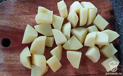 Картофель нарезать кубиками и добавить по истечении 30 минут к курице, лавровый лист вытащить.