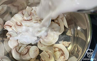 Нарежьте шампиньоны, добавьте к ним банку кокосового молока и ложку пасты том-ям.