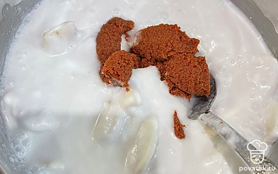 Доведите до кипения и переведите на маленький огонь.