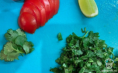 Добавьте кинзу и томат. Варите 5 минут.