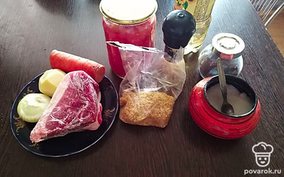 Подготовьте все ингредиенты. Вместо помидора можно использовать томатную пасту.