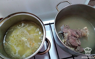 Варите мясо 1,5 часа с луковицей для прозрачности бульона. Процедите и перелейте бульон в другую кастрюлю, луковицу удалите.
