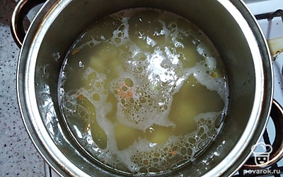 В бульон добавьте картошку, лавровый лист и булгур.