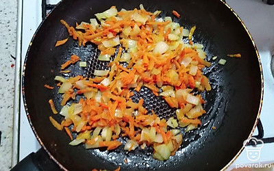 Нарежьте лук и морковь, обжарьте на сковороде до золотистого цвета.